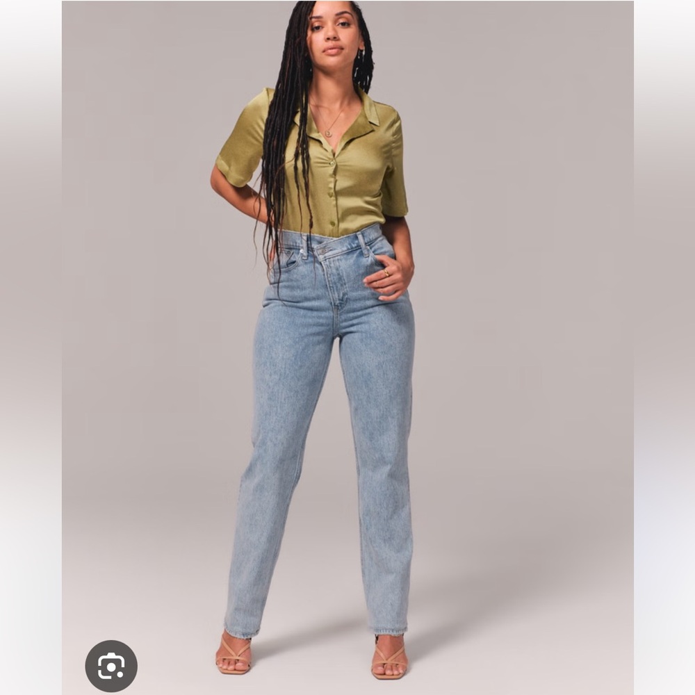 NWT Abercrombie the 90s Straight Ultra High Rise Jean size 30/10